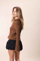 Mini pollera balloon negra con faja elastizada.