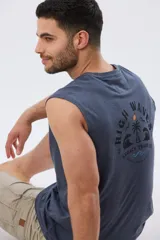 Musculosa azul melange con estampado en la espalda que incluye texto y gráficos de palmeras y olas.