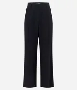 Pantalón de corte recto confeccionado en tejido satinado de viscosa y poliéster. Presenta pliegues delanteros marcados, cintura con trabillas y bolsillo trasero incorporado.