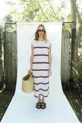 Vestido midi tejido en hilo de algodón, sin mangas y con escote redondo. Presenta un diseño de rayas horizontales en tonos beige, azul y rojo.