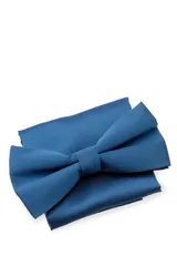 Moña color naranja con pañuelo a juego.