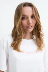 Remera celeste de manga corta con estampa en la espalda de flores y la leyenda "Summer Surf Sessions".