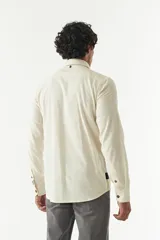 Camisa rústica lisa de manga larga color verde militar, con cuello clásico y dos bolsillos frontales con solapa.