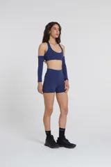 Short deportivo azul marino de tiro alto, confeccionado en tejido de poliéster y elastano.