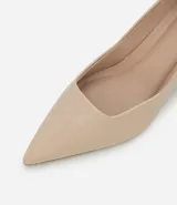 Zapato femenino tipo scarpin de color marrón, con puntera fina y tacón bloque de altura media.