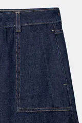 Jeans de tiro medio con corte wide leg y pernera ancha. Presenta bolsillos de plastrón en el delantero y cierre frontal con cremallera y botón.