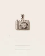 Collar de plata con cadena fina de eslabones y dije colgante en forma de cámara fotográfica decorada con circonias.