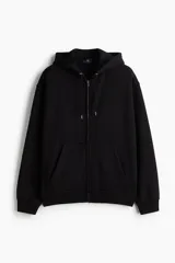 Campera con capucha de felpa de peso medio con interior cepillado suave. Presenta hombros caídos, cierre frontal, bolsillos tipo canguro y terminaciones en punto acanalado en puños y bajo.