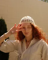 Anillo de diseño artesanal con estructura entrelazada de líneas irregulares y acabado orgánico. Pieza ajustable fabricada en metales nobles.