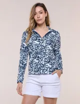 Campera liviana blanca de silueta entallada con protección solar UPF 50, cuello alto y cierre frontal completo. Cuenta con mangas largas y bolsillos laterales.