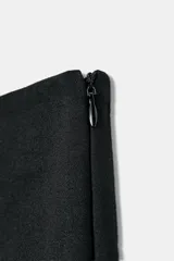 Pantalón de tiro medio con cintura elástica y corte mini flare, acabado en evasé. Cuenta con cierre lateral con cremallera oculta en la costura.