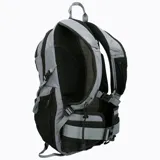 Mochila técnica de 22 litros marca Merrell, diseñada para actividades outdoor. Presenta un diseño bicolor en gris y negro, con múltiples compartimentos, bolsillos laterales para botellas, respaldo acolchado con malla transpirable, cinta frontal tipo daisy chain para accesorios y correas ajustables con silbato de emergencia.