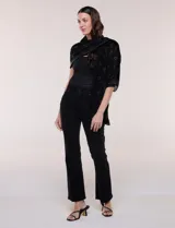 Pashmina rectangular negra confeccionada en tejido liviano y vaporoso con sutil transparencia y caída fluida, adornada con pequeños apliques de strass.