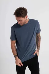 Remera de cuello redondo y manga corta, con corte clásico y diseño liso.