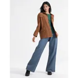 Campera tipo sobrecamisa de jean en color naranja, con corte oversize, cuello italiano, cierre frontal con botones metálicos y ruedo deshilachado. Cuenta con bolsillos frontales con solapa y mangas largas.