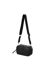 Bandolera de tamaño pequeño con textura tipo croco, color negro, con cierre superior y correa larga ajustable de tela.