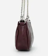 Cartera transversal pequeña Satinato confeccionada en PU color bordó, de formato compacto con cierre superior y doble correa de cadena metálica plateada.