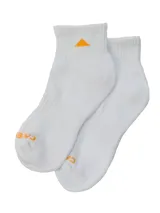 Medias cortas de algodón color blanco, con suela acolchada y detalle de logo triangular y marca en color naranja.