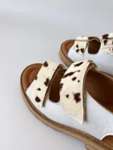 Sandalias con plataforma color marrón y tiras de cuero sintético con estampado animal print de vaca.
