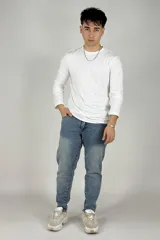 Pantalón de jean celeste con efecto lavado, corte recto y tiro medio.