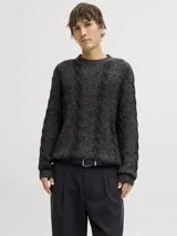 Sweater de punto con manga larga, cuello redondo y fit relajado. Presenta un diseño de tejido con textura acanalada y trenzada, puños y ruedo acanalados.
