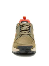 Championes Caterpillar modelo Grapple Leather, color verde oliva con detalles en naranja y suela beige. Presenta un diseño robusto con materiales combinados, cordones al tono y logo de la marca en el lateral.