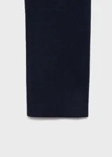Jersey de punto fino color azul marino, con cuello redondo y manga larga de diseño recto.