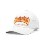 Gorra de visera curva Thrasher color blanco, con el logo clásico de la marca bordado en el frente con diseño de llamas en tonos naranja y amarillo.