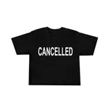Remera negra de corte boxy, con mangas cortas y estampa frontal en color blanco con la palabra "CANCELLED".