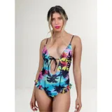 Malla enteriza United Uy modelo Caribe, con estampado tropical de palmeras en tonos vibrantes. Presenta un escote profundo con detalle de lazo frontal, breteles finos y volados en los laterales de la cadera.