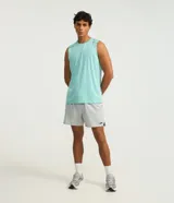 Musculosa deportiva Get Over para hombre, de color negro con estampa heat print sutil y detalles de líneas reflectivas en los hombros. Confeccionada en tejido de malla de poliéster respirable con tecnología Dry, cuenta con cuello redondo y corte regular.