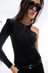 Body negro de manga larga con cuello redondo y corte asimétrico con abertura en el hombro.