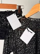 Vedetina de microtul con estampa de leopardo y volados fruncidos en todo el contorno.