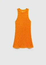 Vestido corto de crochet color naranja, con cuello redondo, tirantes anchos y diseño recto sin mangas.