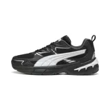Championes Puma modelo Milenio Tech 2000, de diseño deportivo con base negra y detalles en blanco. Confeccionados en una combinación de malla transpirable y refuerzos sintéticos, cuentan con la icónica franja lateral de la marca y una suela robusta con amortiguación.