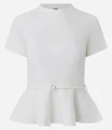 Blusa de punto Roma color celeste, con cuello alto, mangas cortas y diseño peplum. Presenta recortes estructurales y un cinturón integrado con hebilla metálica en la cintura, finalizando en un ruedo con volados.