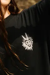 Remerón negro de jersey con estampa de mapa del tesoro en la espalda.