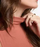 Blusa sin mangas de calce ajustado, confeccionada en tejido de viscosa con textura acanalada y cuello alto.