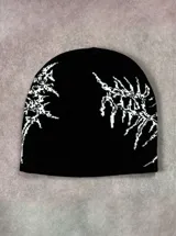 Gorro tipo beanie de punto color negro con diseño gráfico abstracto en color blanco en ambos lados.