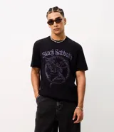 Remera de algodón color negro con estampado frontal de Black Sabbath en tonos violetas, de manga corta y cuello redondo.