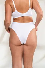 Bombacha blanca de tiro alto, confeccionada en LYCRA® y microtul con detalle de tiras cruzadas en el frente.