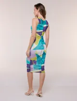 Vestido midi de silueta al cuerpo confeccionado en tul elastizado, con escote redondo, diseño sin mangas, frunces laterales en la cintura y forro interior a tono. Presenta un estampado geométrico multicolor en tonos verde, turquesa, violeta y blanco.