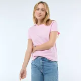 Camiseta de punto de manga corta y cuello redondo, de color rosado.