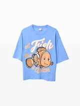 Remera celeste con estampado de Nemo y texto en color naranja.