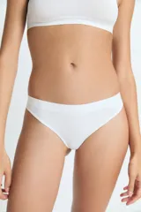 Bombacha tipo colaless de diseño minimalista y sin costuras, confeccionada en tejido suave y elástico.