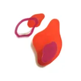 Par de aros colgantes con formas abstractas en acrílico color naranja y fucsia.