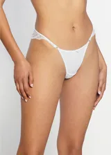 Pack de dos bombachas tipo bikini de microfibra. Una es de color azul marino liso con detalle de encaje en la parte trasera y un pequeño moño al frente. La otra es de color blanco con estampado floral en tonos rosados y verdes.