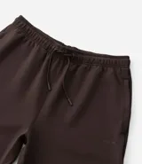 Pantalón deportivo de corte recto en color marrón, con cintura elástica ajustable mediante cordón y bolsillos laterales.