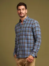 Camisa celeste a cuadros con cuello abotonado, manga larga y bolsillo en el pecho.