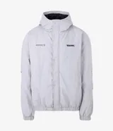 Campera bomber de poliamida en color gris claro, con capucha, cierre frontal con botones a presión y lettering bordado en el pecho. Presenta un diseño funcional con detalles utilitarios.